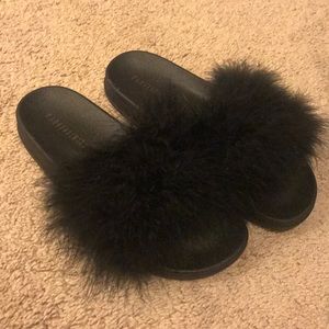 NWOT Fashion Nova Fuzzy Slides